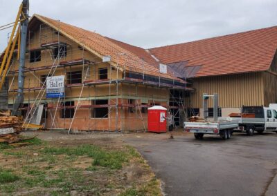 Rückbau und vollständiger Neubau eines traditionellen Hofgebäudes mit Stall
